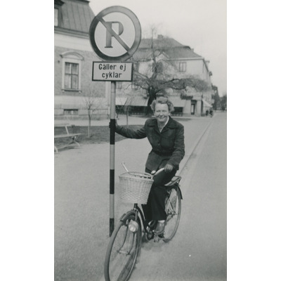 SLM P2022-0137 - Eivor Gemzell på cykel, 1940/50-tal