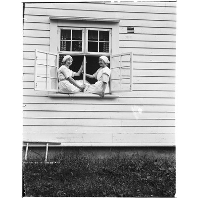 SLM X01-36 - Två flickor i ett fönster