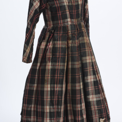 SLM 7409 - Flickklänning av skotskrutigt siden, har burits av Sophie Bonde f. 1848, Eriksberg