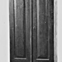 SLM 3591 - Ståndskåp med pardörrar och låda nertill från 1800-talets slut.