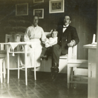 SLM P12-244 - Lilla Greta med föräldrarna Hugo och Karin Andersson, som bodde på nedre våningen i Stjärnfors, Stjärnhof