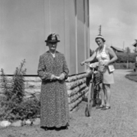 SLM P07-2526 - Kristina Ekblom och tjänsteanden Britta på cykel, Askersund, 1940-tal