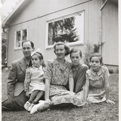 SLM P2016-0346 - Familjen Wohlin i Trosa på 1940-talet
