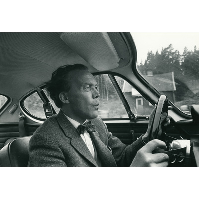 SLM SEM_BL-A0-342 - Porträtt på Gösta Mattsson i sin bil