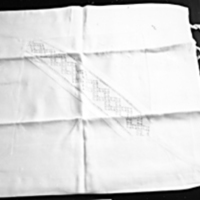 SLM 24683 2 - Örngott av vitt linne, knypplad spets och monogram AR