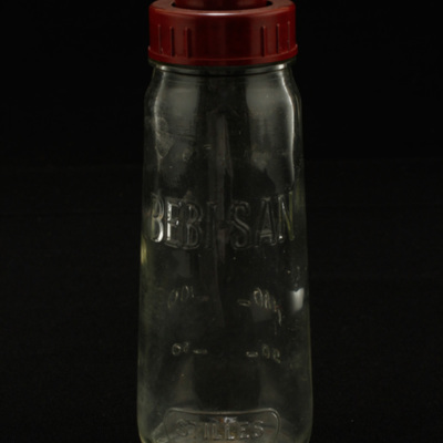 SLM 29271 - Nappflaska av glas och plast, formgjuten, märkt 