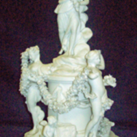 SLM 8416 - Figurin, halvkolonn med kvinnor, tillverkade av Sévres