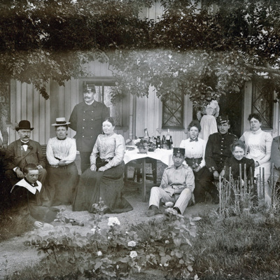 SLM P2016-0008 - Familjen Frendins gård i Malmköping ca 1900