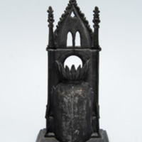 SLM 4949 - Klockställ av gjutjärn, gotisk portal med riddare