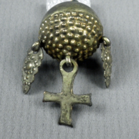 SLM 21028 - Hängknapp, smycke av silver, kula med kors och amuletter