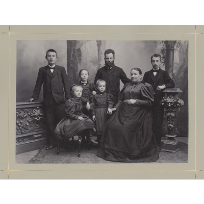 SLM P2022-0829 - Porträtt på familj Andersson i studio, 1890-tal