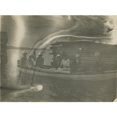 SLM P2022-1381 - Sju personer i en roddbåt