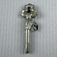 SLM 3056 - Urnyckel av silver, otydlig stämpel 