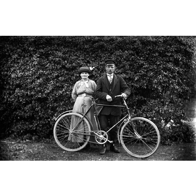 SLM M032762 - Fjärdingsman Karl Jacob och Augusta Halldin, med cykel, Husby-Oppunda på 1920-taelt