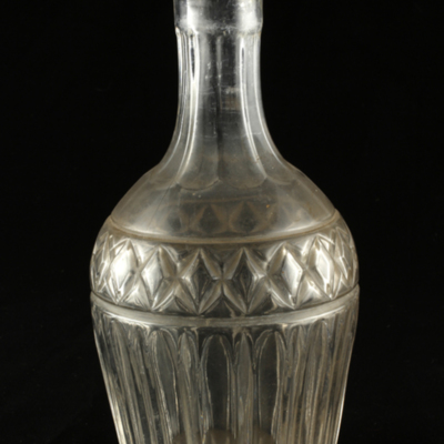 SLM 10039 - Karaff av glas, kägelformad med gjuten dekoration