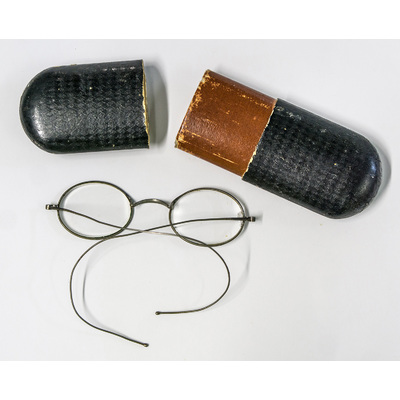 SLM 13961 - Stålbågade glasögon, ovalt glas, förvarade i pappfodral, troligen 1800-tal