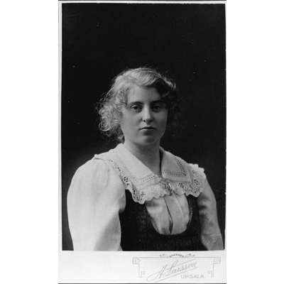 SLM P2020-0038 - Porträtt på Karin Hall år 1907