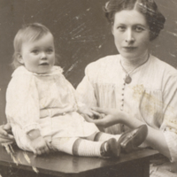 SLM P11-4244 - Vilhelmina Karlsson f. 1889 med dottern Gunvor ett år