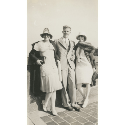 SLM P2022-1241 - Porträtt på tre personer, 1920-tal