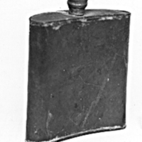 SLM 1797 - Fickplunta av koppar, platt och svängd, pip med skruvkork, från Lunda socken