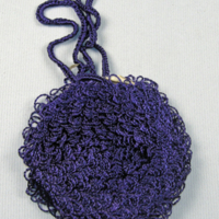 SLM 10027 - Väska av öglevirkat violett konstsilke, 1900-talets andra fjärdedel