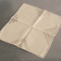 SLM 30427 - Duk av linne, broderad med myrgång, hopdragssöm och plattsöm