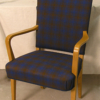 SLM 32722 - Karmstol med klädd sits och rygg, från Försäkringskassan i Nyköping