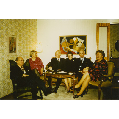 SLM P2022-1474 - Gruppfoto med makarna Höglund i ett vardagsrum