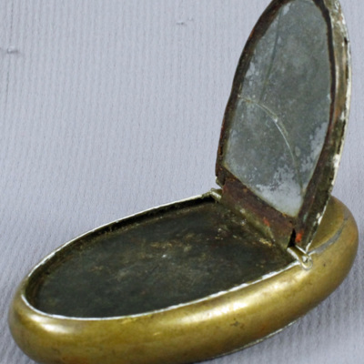 SLM 2363 - Oval snusdosa av mässing med infattad spegel i locket, från Lunda socken