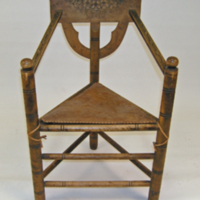 SLM 9128 - Munkstol med skuren ornamentik och mönstrad lädersits, 1905