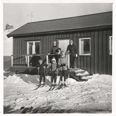 SLM P2018-0325 - Familjen Germundson på skidsemester i Björnänge, 1960-tal.