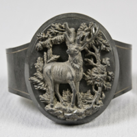 SLM 7648 - Armband av konstmassa, skulpterad hjort
