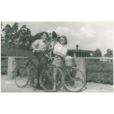SLM P2018-0745 - Herman Edler och Kurt Pinners blivande fru Agneta på cykel år 1946