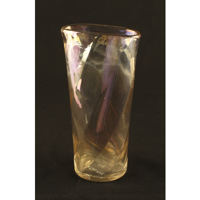SLM 26719 - Vas av så kallat lysterglas, från Rönnebo Pensionat i Trosa