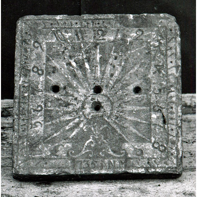 SLM 2067 - Solur av sandsten, daterad 1735