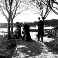SLM P09-1231 - Troligen Ivar Janzon (senare Gosselman) på vinterpromenad med två kvinnor