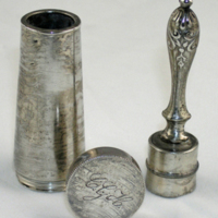 SLM 5009 - Rakborste med behållare av silver, tillverkad av Johan Mauritz Corth i Nyköping 1843