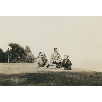 SLM P2022-1169 - Einar Höglund med två män på en gräsmatta