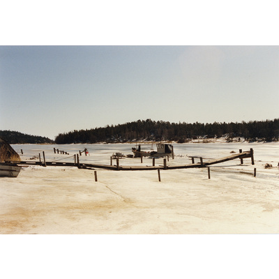 SLM HE-O-26 - Brygga vid Lilla Uttervik, 1987