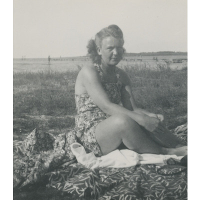 SLM P2022-0092 - En kvinna i baddräkt, 1930/40-tal
