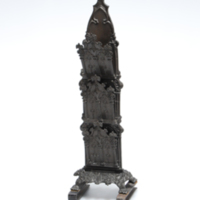 SLM 15436 - Visitkortsställ i nygotisk stil, ett torn med utfällbara luckor för visitkorten
