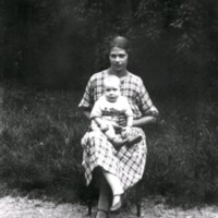 SLM X1795-78 - Porträtt på en kvinna och ett litet barn