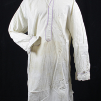 SLM 26982 - Nattskjorta av vit bomull, märkt 
