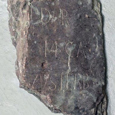 SLM 18195 5 - Fragment av gravsten, från klostret Pax Mariae i Mariefred