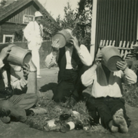 SLM P2013-805 - Foto från Rågsundet, tre män dricker ur hinkar, år 1934