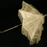 SLM 23037 - Parasoll av blommönstrat vitt brokadsiden från 1800-talets senare del