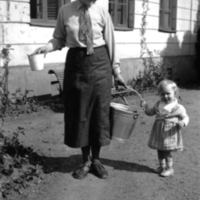 SLM Ö989 - Maud Törneros och med en av sina döttrar vid Ökna säteri i Floda socken