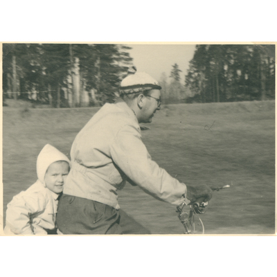 SLM P2018-0700 - Carl Heinz Buchman med dotter år 1945