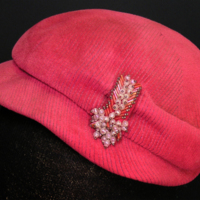 SLM 37109 - Hatt av ljusröd bomullssammet prydd med glaspärlor, 1950-tal
