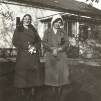 SLM P12-220 - Aina Karlsson(t h) med kusinen Greta Andersson, båda födda 1914